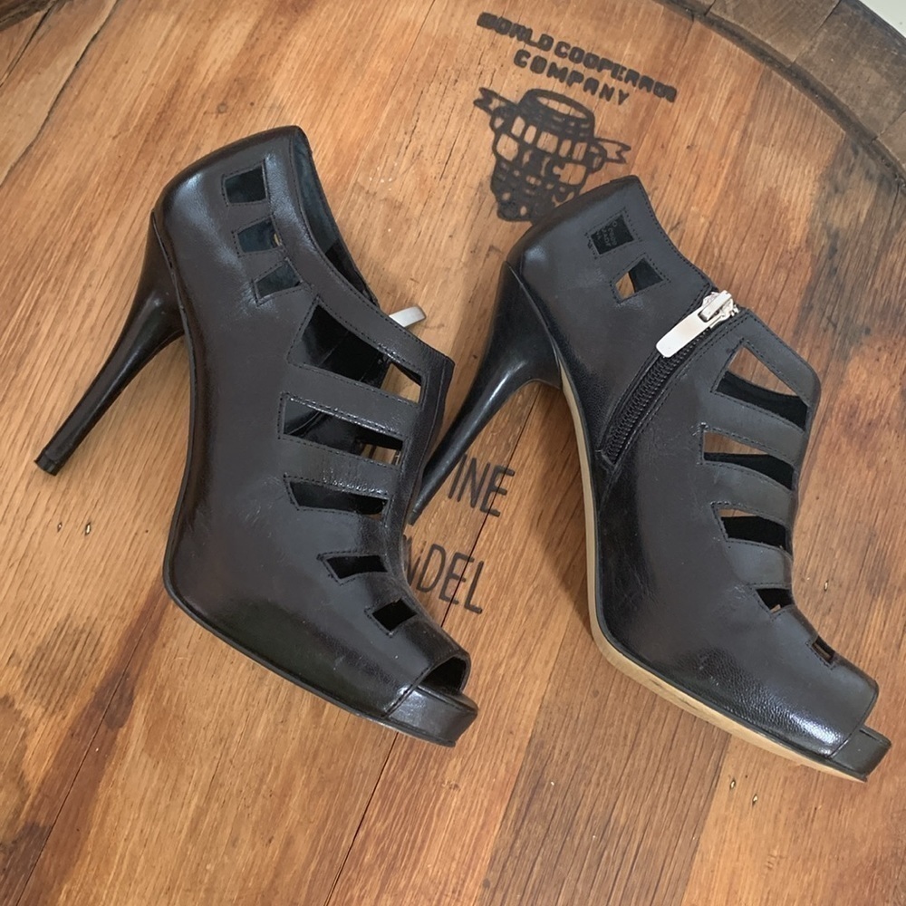Enzo Angiolini Easaprano Black Leather Cut Out Zip Peep Toe High Heel Booties 6M